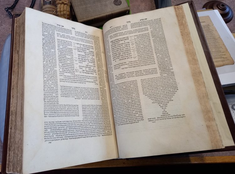 Chetham’s Library: The oldest public reference library in the English ...