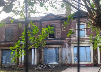 New Elbow Track Dis-Graceland 463–465 Bury New Road