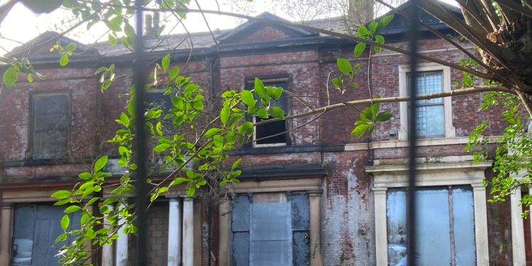 New Elbow Track Dis-Graceland 463–465 Bury New Road